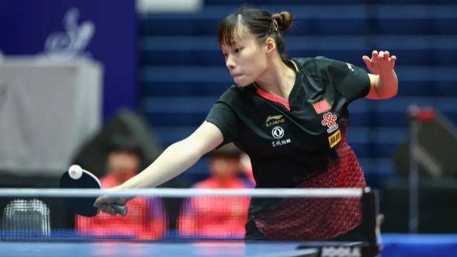 网红“小溥仪”现场观战北京国安比赛，与张稀哲合影留念