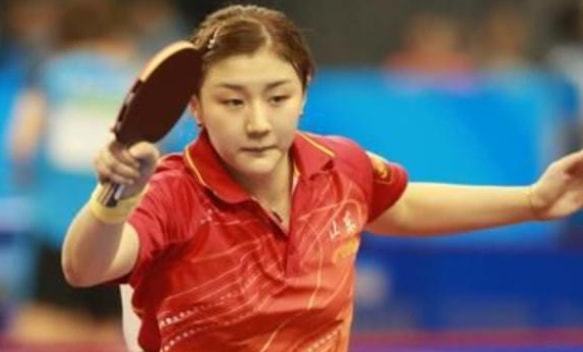 法兰克福球迷在诺坎普球场对巴萨支持者发动投掷袭击