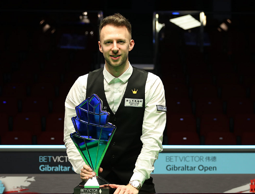 在推动篮球 在推动篮球