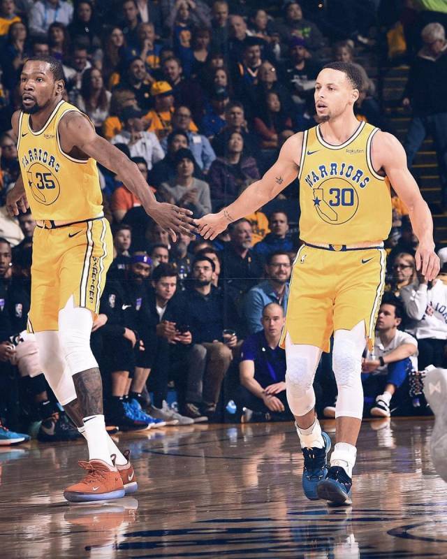 的大量滑雪 的大量滑雪